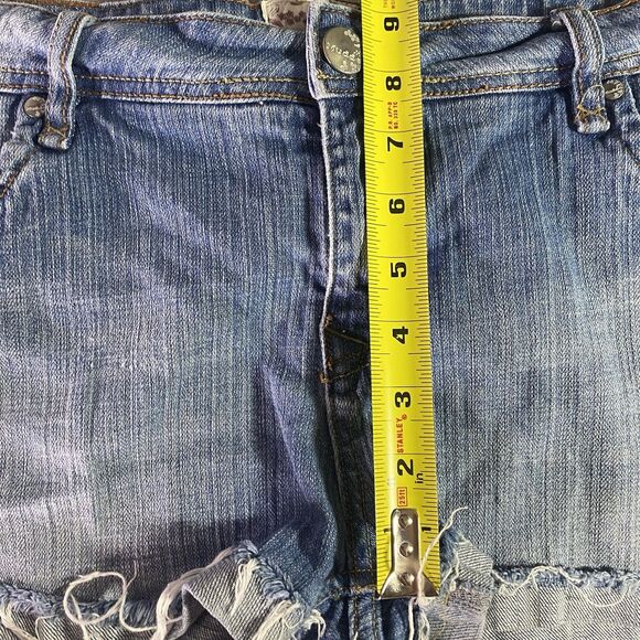 Mudd Denim Shorts Raw Cuffed Hem Snap Pockets Distressed Womens Jr Size 13 Blue - Picture 6 of 7